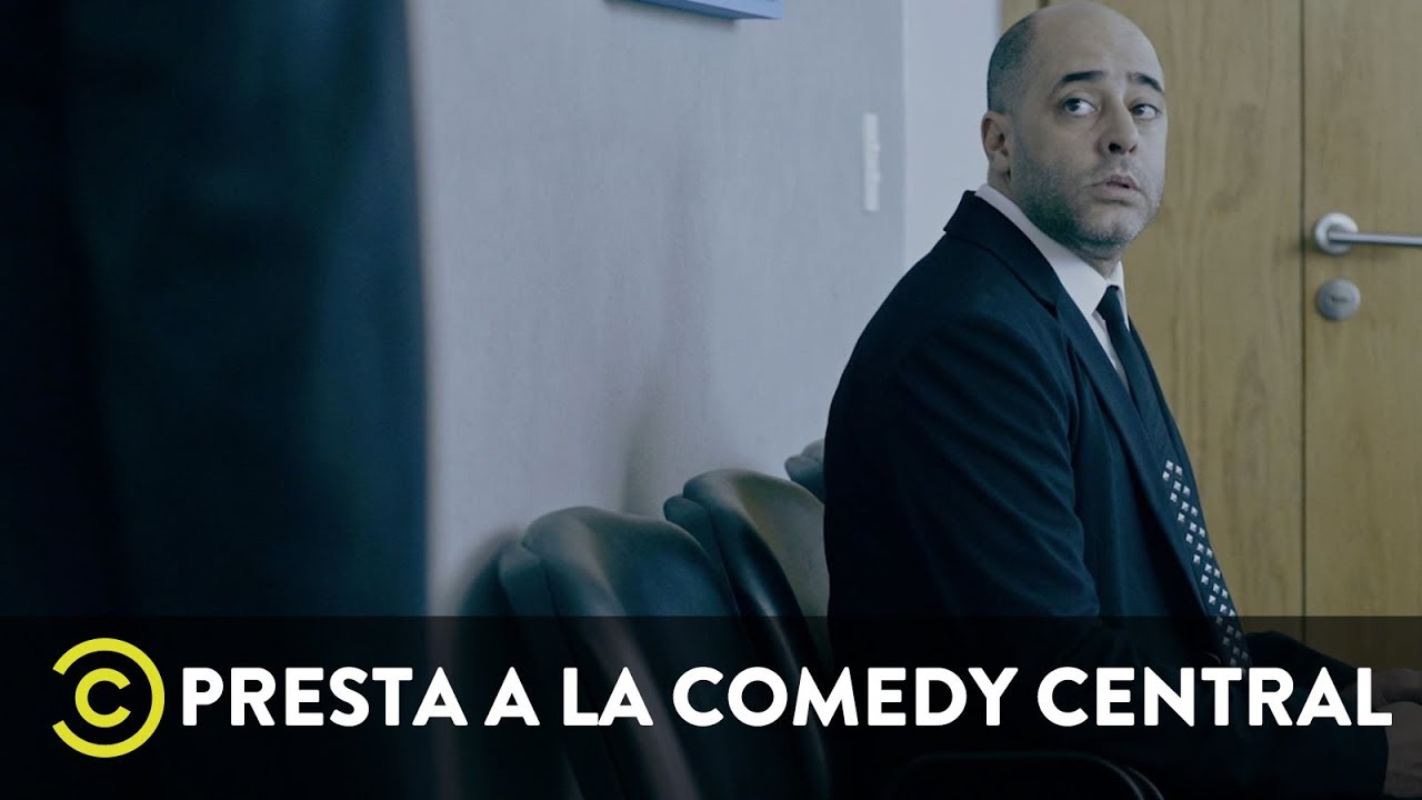 Fotograma de Entrevista Laboral de Presta a la Comedy Central, con un postulante sentado